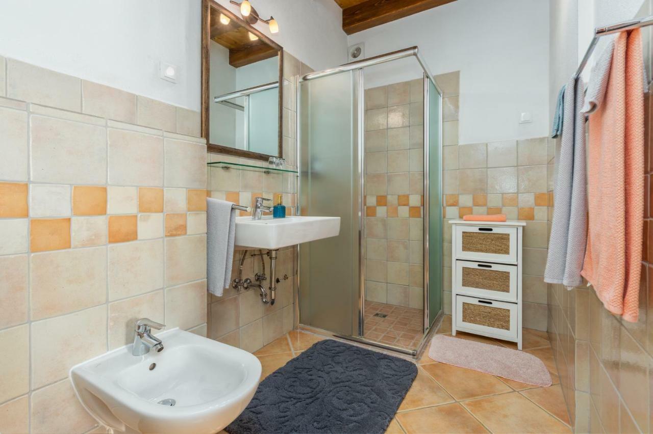 Dvor Strica Grge Apartment Kastelir Luaran gambar