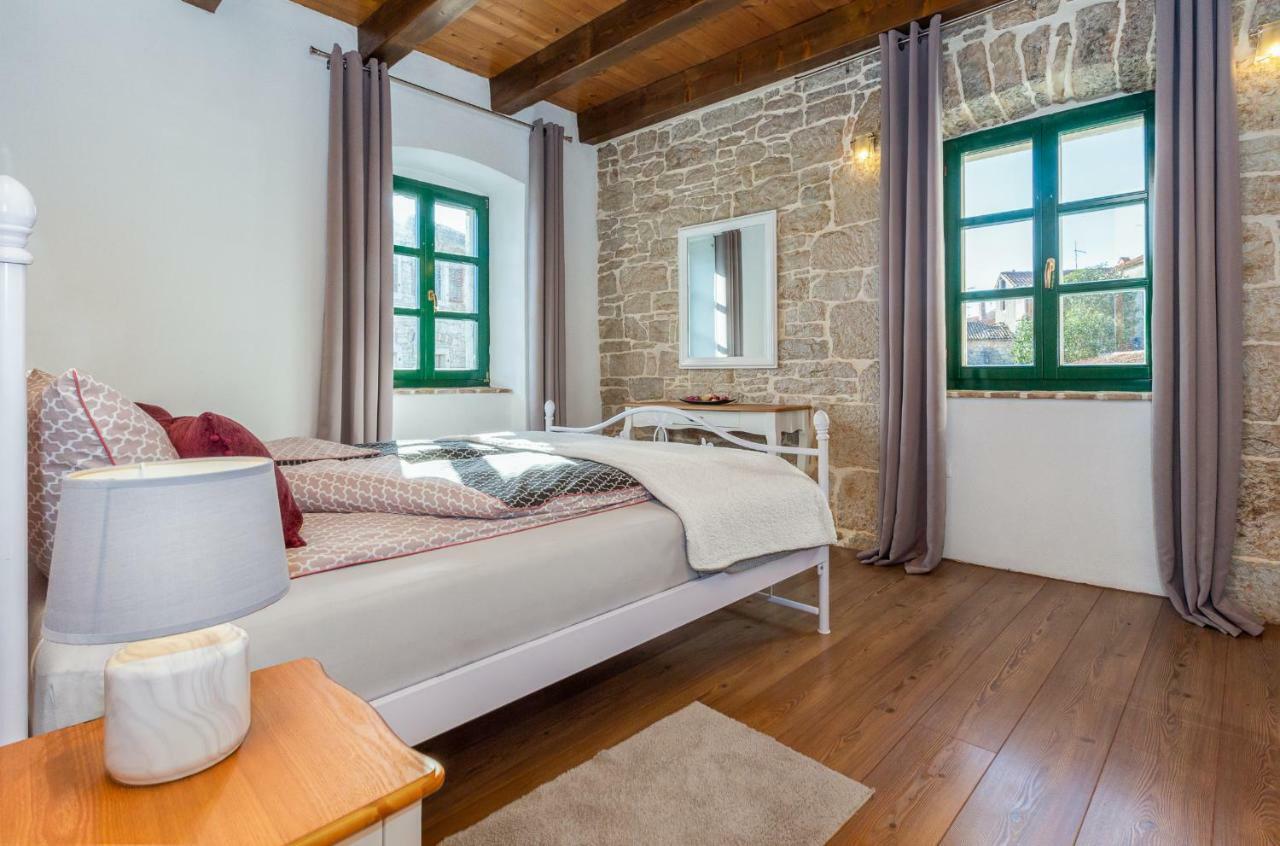 Dvor Strica Grge Apartment Kastelir Luaran gambar